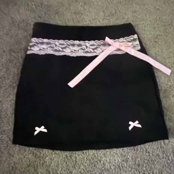 ROMWE Black Skirt with Pink Lace and Bow Details - Picture 1 of 2
